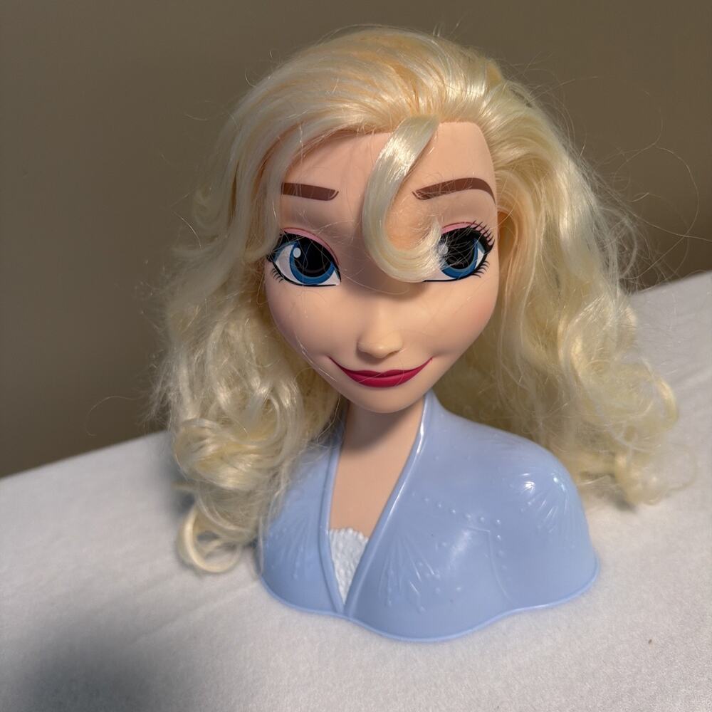 Just Play Disney Frozen Elsa Styling Head, Preschool Age 3+ Used & No Accessori